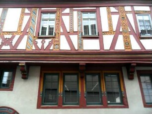 Stadtbild - Einhardshaus (1596) am Marktplatz aus Wolfstraße über Traufseite - Obergeschoß mit Fachwerkstruktur sowie Ornamentik in Farbigkeit in Übersicht
