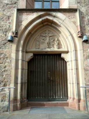 Stadtkirche-Kirchturm von Osten - Erdgeschoß mit Renaissanceportal und flankierenden Kopfkonsolen in Übersicht