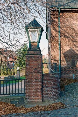 Fritz-Berodt-Straße 7-9: Hofanlage: Pfeiler mit Laterne an Hofeinfahrt: rechts westliches Wirtschaftsgebäude: davor Hofplatz mit Kopfsteinpflaster