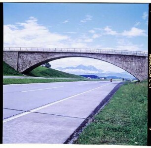 Autobahn Salzburg - Mondsee, Autobahnbrücke mit Blick auf die Berge