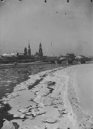 Dresden. Blick vom Neustädter Ufer auf die Altstadt