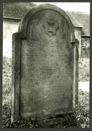 bei Göllheim. Grabstein des Pfarrers Güldner, 1679