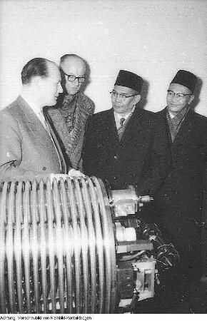 Ausländische Besucher: Indonesische Besucher zu Gast im Institut von Manfred von Ardenne, aufgenommen zwischen September 1957 - April 1958