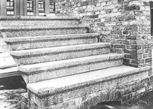 Kunststeintreppe, nach der Belastung (MPA) : Technikgeschichte | Stoffkunde und Materialprüfung | Materialprüfung | Baustoffprüfung