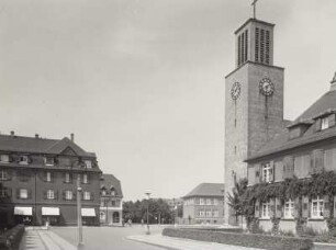Leuna, Friedenskirche : Leuna. Ortsteilansicht mit evangelischer Friedenskirche