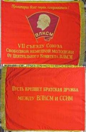 Freundschaftsfahne des Komsomol zum 7. Parlament der Freien Deutschen Jugend