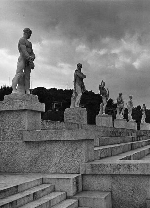 Rom. Foro Italico (1928/1936; E. Del Debbio, L. Moretti). Stadio dei Marmi. Teil der Ränge und Statuengruppe