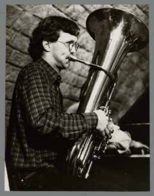 Bernd (Pinguin) Moschner : Portrait des Tubaspielers Bernd (genannt Pinguin) Moschner im Jazzclub Tonne in Dresden