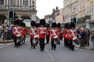 Windsor bei London - Garde marschiert : Königliche Garde marschiert über die Hauptstarsse von Windsor zur täglichen Wachablösung am Mittag im Schloss, aufgenommen am 15. Mai 2006