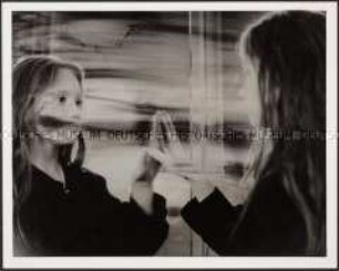 Mädchen berührt ihr eigenes Spiegelbild (Prämiertes Foto)