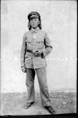 Soldat vor einer Hauswand, 1. Weltkrieg