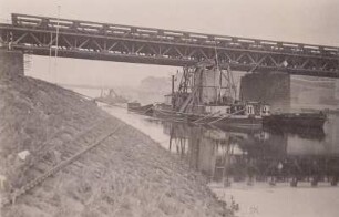 Meißen, Taucherschiff auf der Elbe an der Eisenbahnbrücke