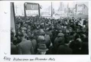 Berliner auf dem Alexanderplatz in der Gründungszeit der DDR