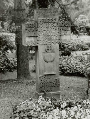 Grabkreuz für Pfarrer Reinhold Zschoch (gestorben 1963) und Frau Hildegard (gestorben 1985)