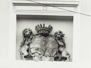 Dresden-Friedrichstadt, Friedrichstraße 41. Krankenhaus Dresden-Friedrichstadt, Hauptgebäude (ehem. Marcolinipalais). Ostflügel, Straßenseite. Allianzwappen über dem Portal des Mittelrisalits