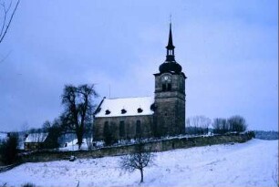 Blick auf die Kirche von Süden, Friedhof und Friedhofsmauer; Schnee