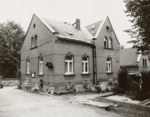 Markneukirchen (Vogtlandkreis), Friedhof (Verwaltungsgebäude, etwa 1900/1905), Friedhofsweg, Hofansicht