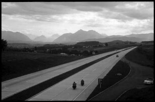 Strass: Autobahn Salzburg-Mondsee, Blick von der Brücke ins Salzachtal, bei Strass
