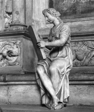 Freiberg (Sachsen), St. Marien, Fürstengruft, Moritzmonument im Vorchor, weibl. Figur, Allegorie der Wissenschaften und Künste; Kenotaph für Kurfürst Moritz von Sachsen