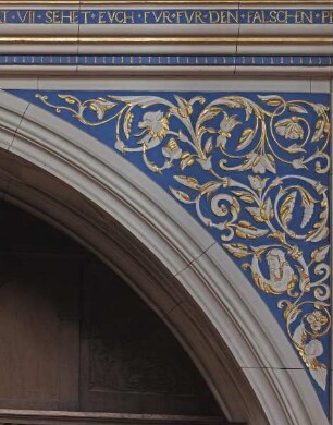 Zwickel mit Ornamentik und figürlichen Motiven