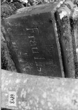 Grabstein 684 (Index: 99901941) Material: Sandstein Zustand: oben vollständig verwittert Maße HxBxT: 175x57x21 cm: Grabstein 684B