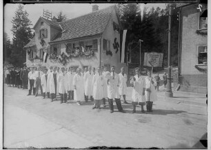 1. Mai-Feier Sigmaringen 1934; Friseurinnung beim Maiumzug in der Leopoldstraße, im Hintergrund Leopoldstraße 18; 3. von links Friseur Wolf 4. links vorne Friseur Karl Schatz
