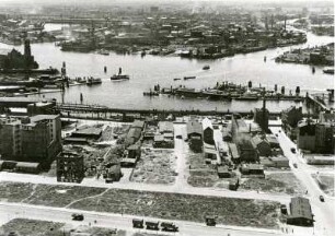 Hamburg. Ansicht des Hafens nach dem 2. Weltkrieg. Noch sind die Zerstörungen überall zu sehen
