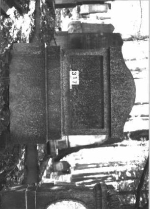 Grabstein 317 (Index: 99898476) Material: Granit Zustand: Schrifttafel verloren, Stele gut erhalten Maße HxBxT: 153x113x23 cm Beschreibung: aufgesockelte Stele mit Konvexbogenabschluss, ursprünglich eingelassene Schrifttafel verloren: Grabstein 317