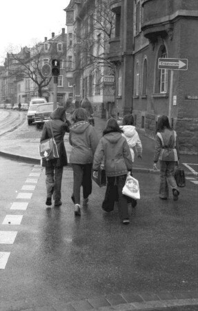 Kehl: Hafen; Schulkinder gehen bei Rot über die Straße