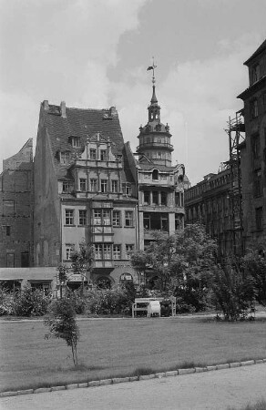 Ansicht des Deutrichs Hofes (Abbruch 1968), im Hintergrund der Turm der Nikolaikirche