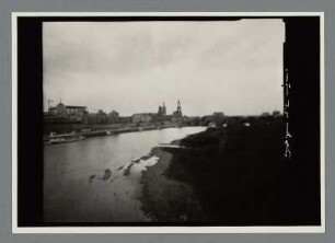 Stadtansicht von Dresden mit Elbe, Schlossturm und Hofkirche