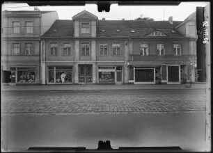 Potsdam, Friedrich-Ebert-Straße 90/89. Wohnhäuser mit Läden. Straßenfront