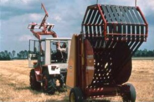 Fotografie: Erntetechnik, Ballenpresse, Rundballenpresse, Frontlader