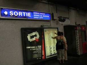 Paris, Metro, Passagiere vor einem Fahrplan