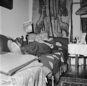 Marburg. Der Maler Prof. Ernst Vollbehr (1876-1960) in seinem Atelier, auf einem Sofa liegend