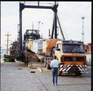 Schwertransport mit Lastwagen "VE Kombinat Deutrans" von Rostock nach Schwedt/Oder
