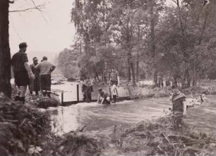 Unwetterkatastrophe am 22./23. Juli 1957. Feuerwehr bei Abdämmungsarbeiten am Buschbach unterhalb der Firma Kleppich : Hellendorf. Unwetterkatastrophe am 22./23. Juli 1957. Feuerwehr bei Abdämmungsarbeiten am Buschbach unterhalb der Firma Kleppich