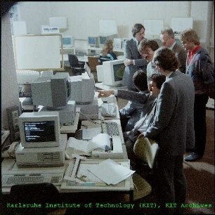 Unbekannte Workshop Teilnehmer im Computer Aided Design Computer Aided Manufacturing (CADCAM)-Labor der Projektträgerschaft Fertigungstechnik (PFT)