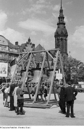 Drei Glocken, im Hintergrund die Evangelisch-reformierte Kirche zu Leipzig