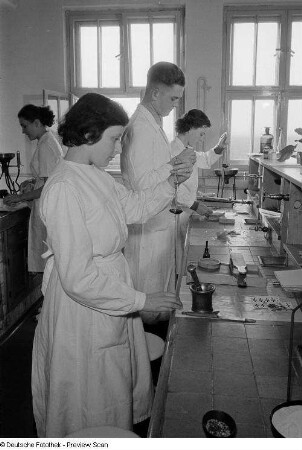 Auszubildende Pharmazeuten im Labor