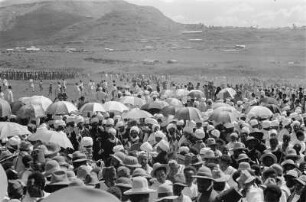Maskalfest in Gonder : Blick auf die versammelten Menschen auf dem Festplatz in Gonder während des Maskalfests.