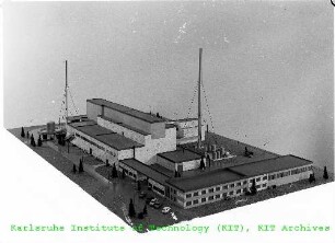 Blick auf ein Modell der Wiederaufarbeitungsanlage Karlsruhe (WAK)