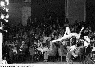 Artistische Darbietung im Café Prag