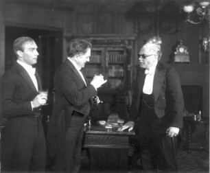 Die Wildente. Schauspiel in fünf Akten von Henrik Ibsen (deutsch von C. Morgenstern). Staatsschauspiel Dresden, Neueinstudierung 22.03.1928 : Felix Steinböck als Gregers, Friedrich Lindner als Hjalmar Ekdal und Willi Kleinoschegg als Großkaufmann Werle, Szene I. Akt