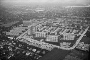 Luftaufnahme, Blick von Westen auf die Siedlung im südlichen Bereich der Heerstraße im Gebiet der Sandstraße und Meydenbauerweg. Berlin-Wilhelmstadt, Heerstraße