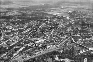 Dessau, östlicher Teil der Stadt, Stadtkern und Gleisanlagen mit Hauptbahnhof, Luftbild-Schrägaufnahme von Nordnordwest