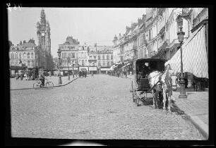 Douai (Dep. Nord, Frankreich): "Marktplatz" mit einer Kutsche, im Hintergrund der Glockenturm [Belfried]