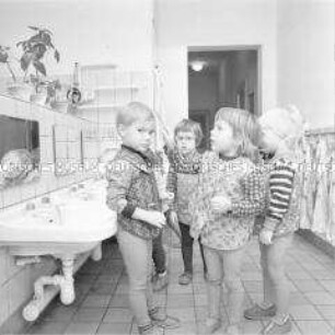 Kinder der Kinderkombination Karl-Marx-Stadt kämmen sich im Waschraum die Haare