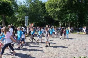 Bad Oldesloe: Kindervogelschießen: Festplatz (Exer), Einlauf von Schulklassen, im Hintergrund Passanten, 30.06.2022
