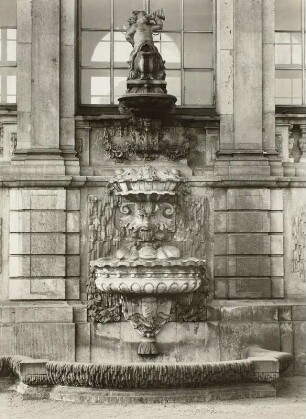 Zwinger. Langgalerie. Wandbrunnen, 1957